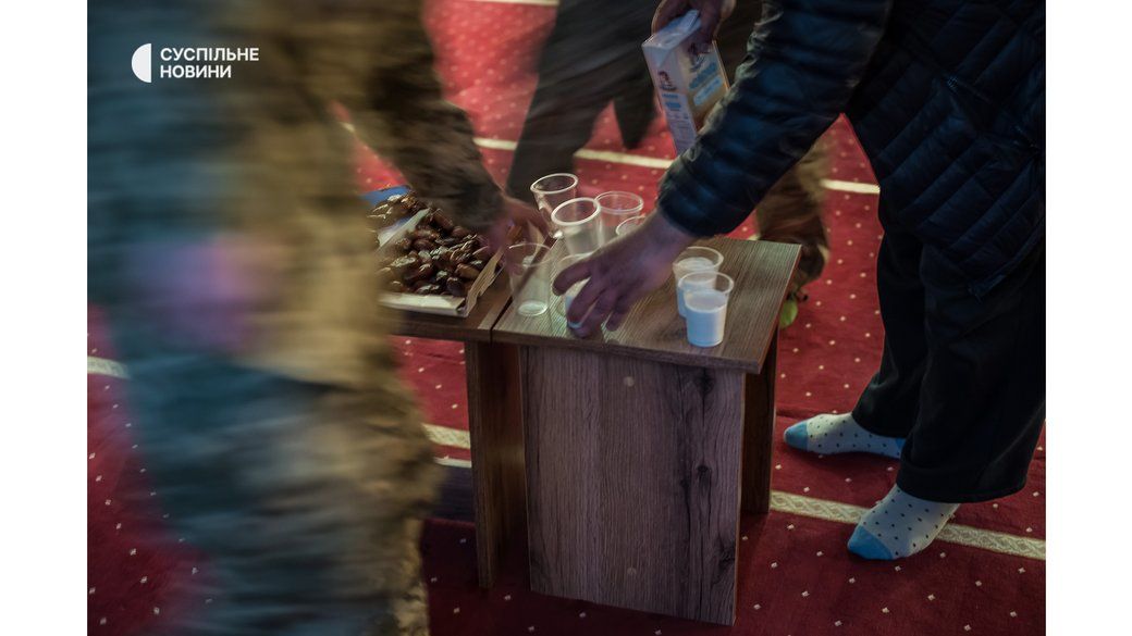 Перед іфтаром віряни у мечеті частуються фініками. Запивають водою, або молоком. Київ, березень 2022 року - фото 96304