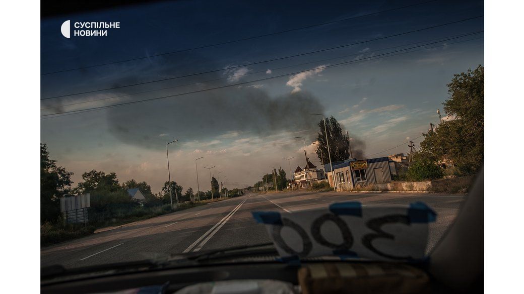 Чорний дим після обстрілів і вибуху при в'їзді у Слов'янськ, липень 2022 року. Російські військові кожного дня обстрілюють місто - фото 96312