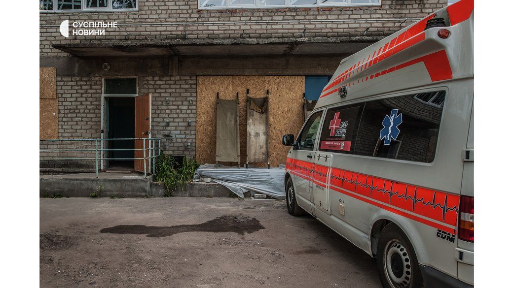 Ноші біля входу лікарню в одному із міст на сході України, куди бригада парамедиків Ісмагілова також доставляє поранених, липень 2022 року - фото 96329