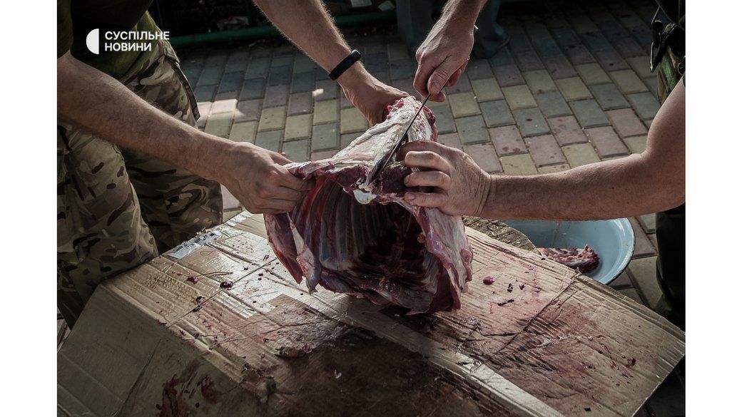 М'ясом барана, приготованим на вогнищі, потім поділяться і з місцевими жителями Костянтинівки, липень 2022 року - фото 96334