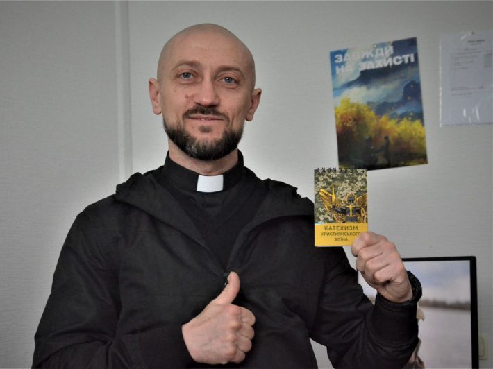 Fr. Andriy Zelinskyy, SJ, holds the “Catechism of a Christian Soldier.” - фото 96386