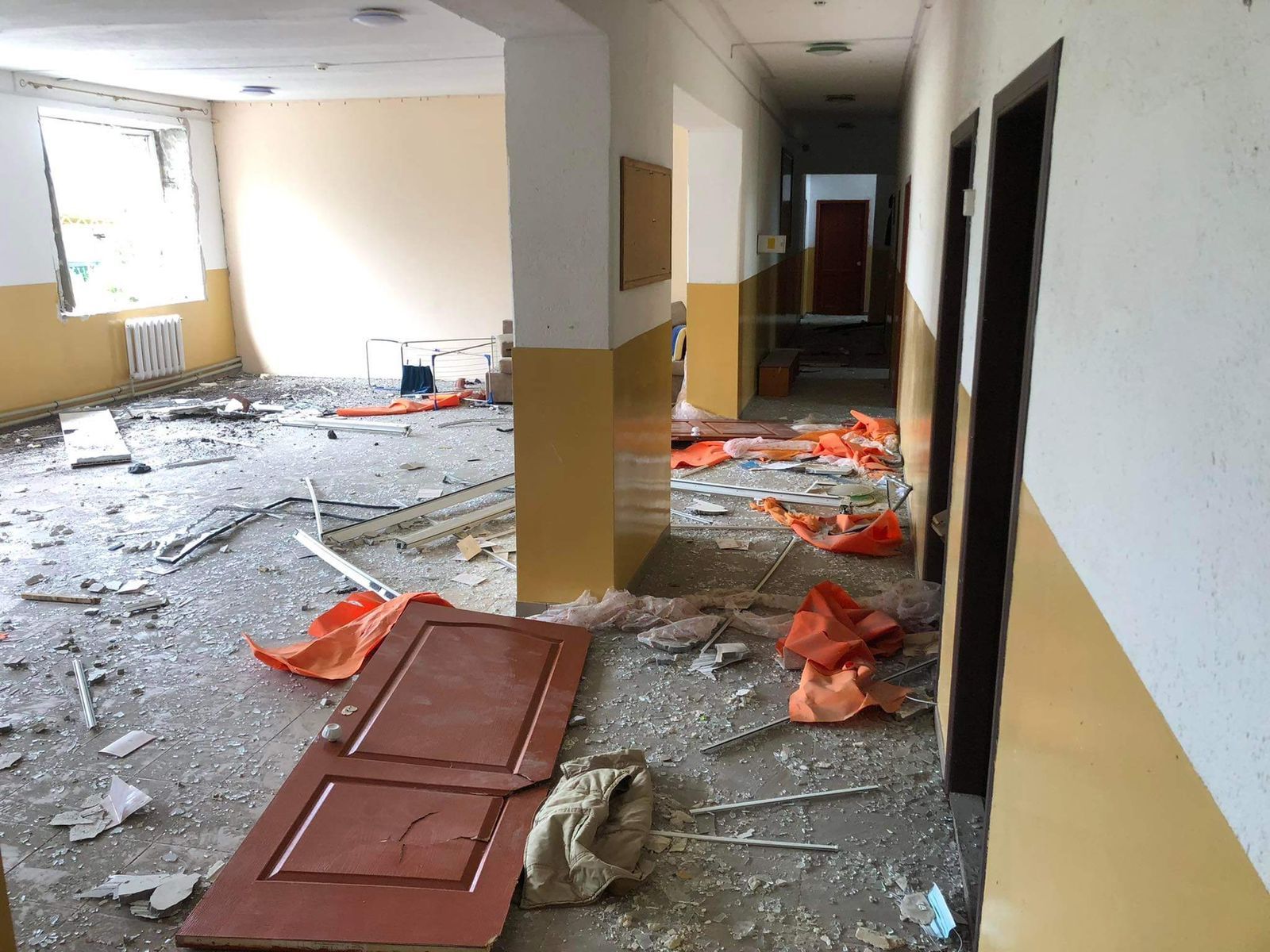 Оккупанты разрушили церковный детский дом в Славянске - фото 96452