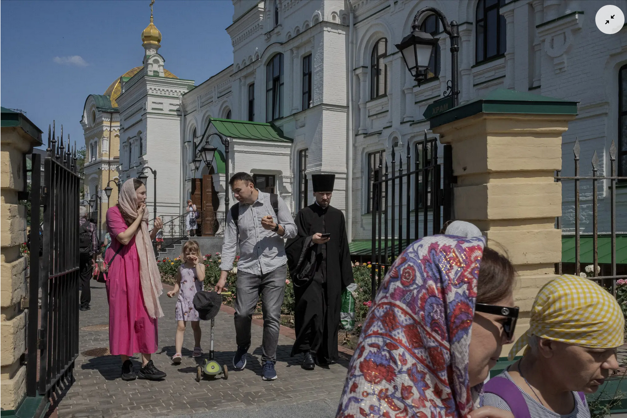 For centuries, the Ukrainian Orthodox Church has been a dominant force in the country. Now the church is increasingly an object of distrust. - фото 96466