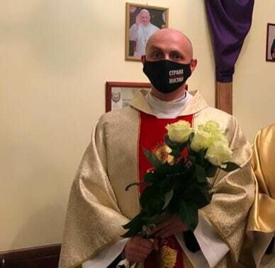 У Білорусі за перепост у соцмережах затримали римо-католицького священика - фото 96540
