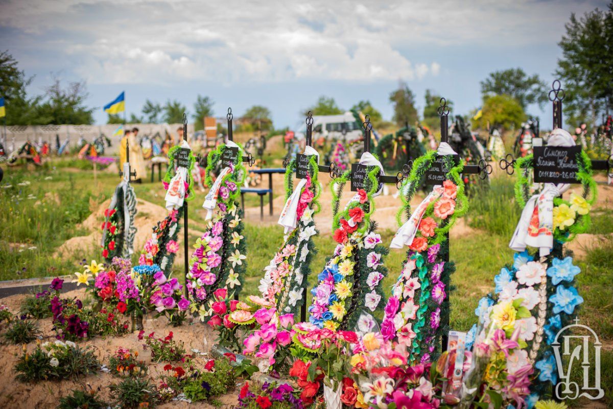 На місцевому цвинтарі у Бородянці Митрополит Онуфрій помолився за жертв російської агресії - фото 96580