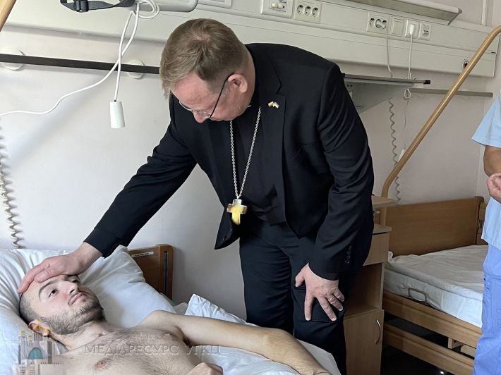 Президент Ради єпископських конференцій Європи відвідав поранених українських військових - фото 96680