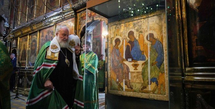Из-за прихоти Патриарха Кирилла под угрозой уничтожения оказалась бесценная икона «Троица» Андрея Рублева - фото 96887