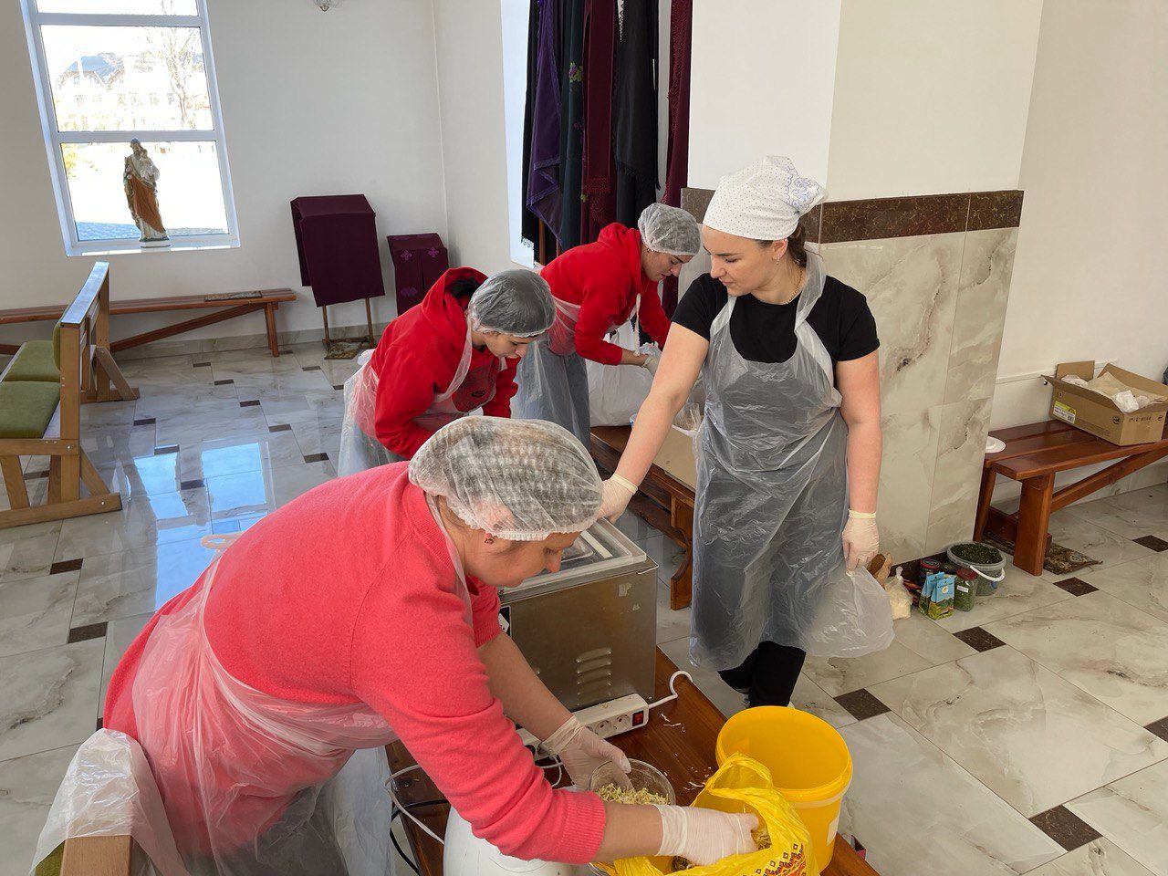 При храмі УГКЦ волонтери виготовили 80 тис. порцій сухого борщу для ЗСУ - фото 96987