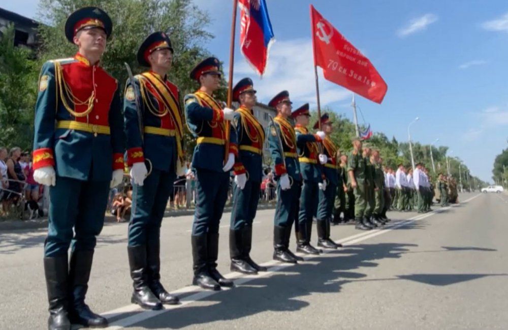 В оккупированном Мариуполе маршировали с иконами и флагами СССР - фото 97218