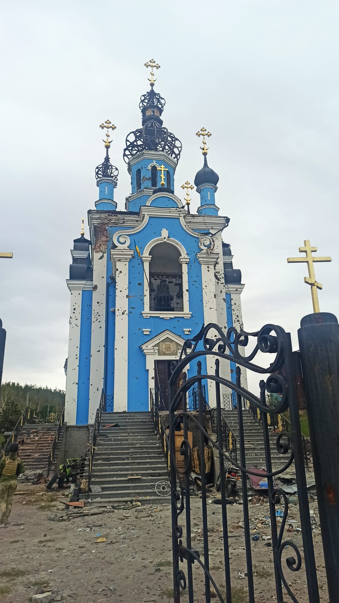 У Богородичному росіяни залишили після себе сплюндровану церкву та гори трупів - фото 99037