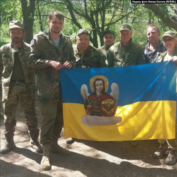 Бійці з прапором, де намальований образ Левом Скопом - фото 99060