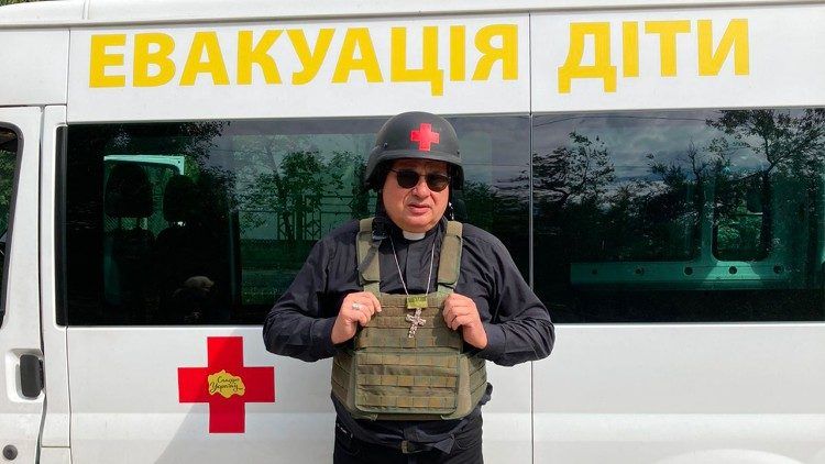 Кардинал Конрад Краевский попал под обстрел возле Запорожья, когда раздавал гуманитарную помощь - фото 99296