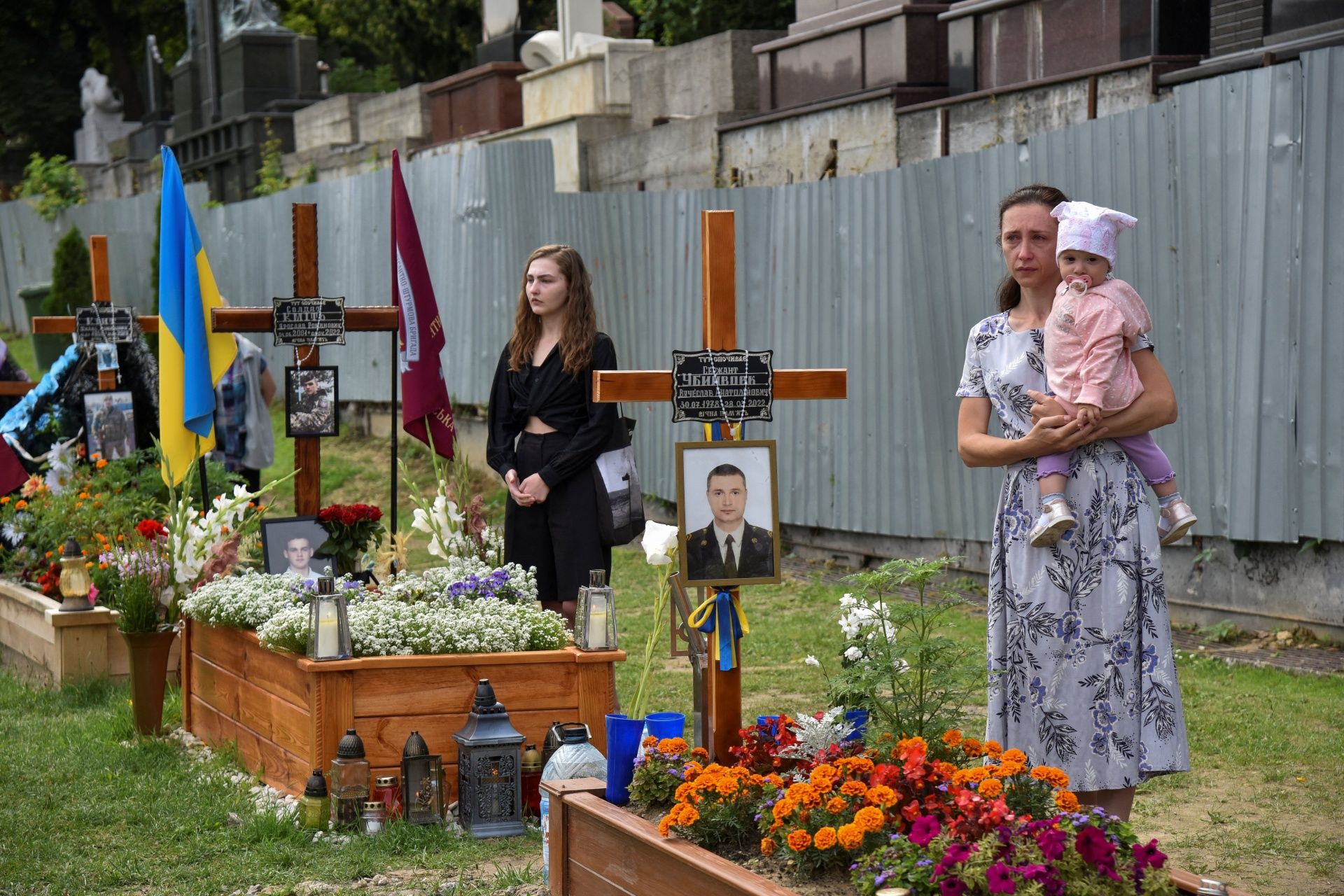 Women visit tombs of their relatives on Ukrainian Statehood Day, Lviv, July 28, 2022 - фото 99367