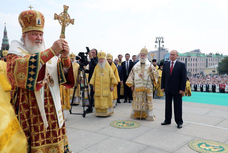 Президент РФ Путін (справа) і глава РПЦ Кирило (ліворуч) під час відзначення 1030-річчя хрещення Русі в Москві, 28 липня 2018 р. - фото 99712