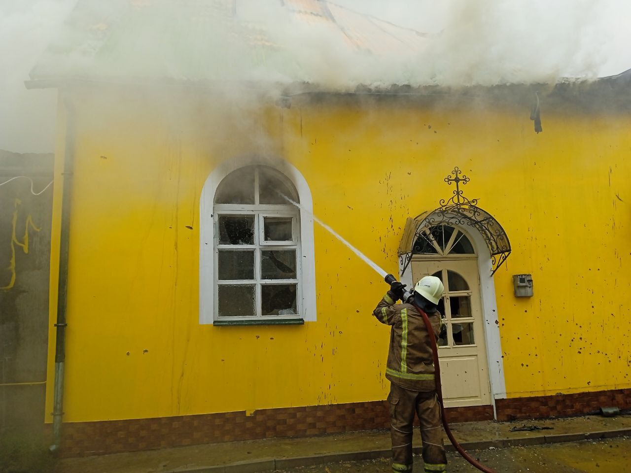 Missile strike on Kupiansk: the church caught fire, there are victims - фото 99808