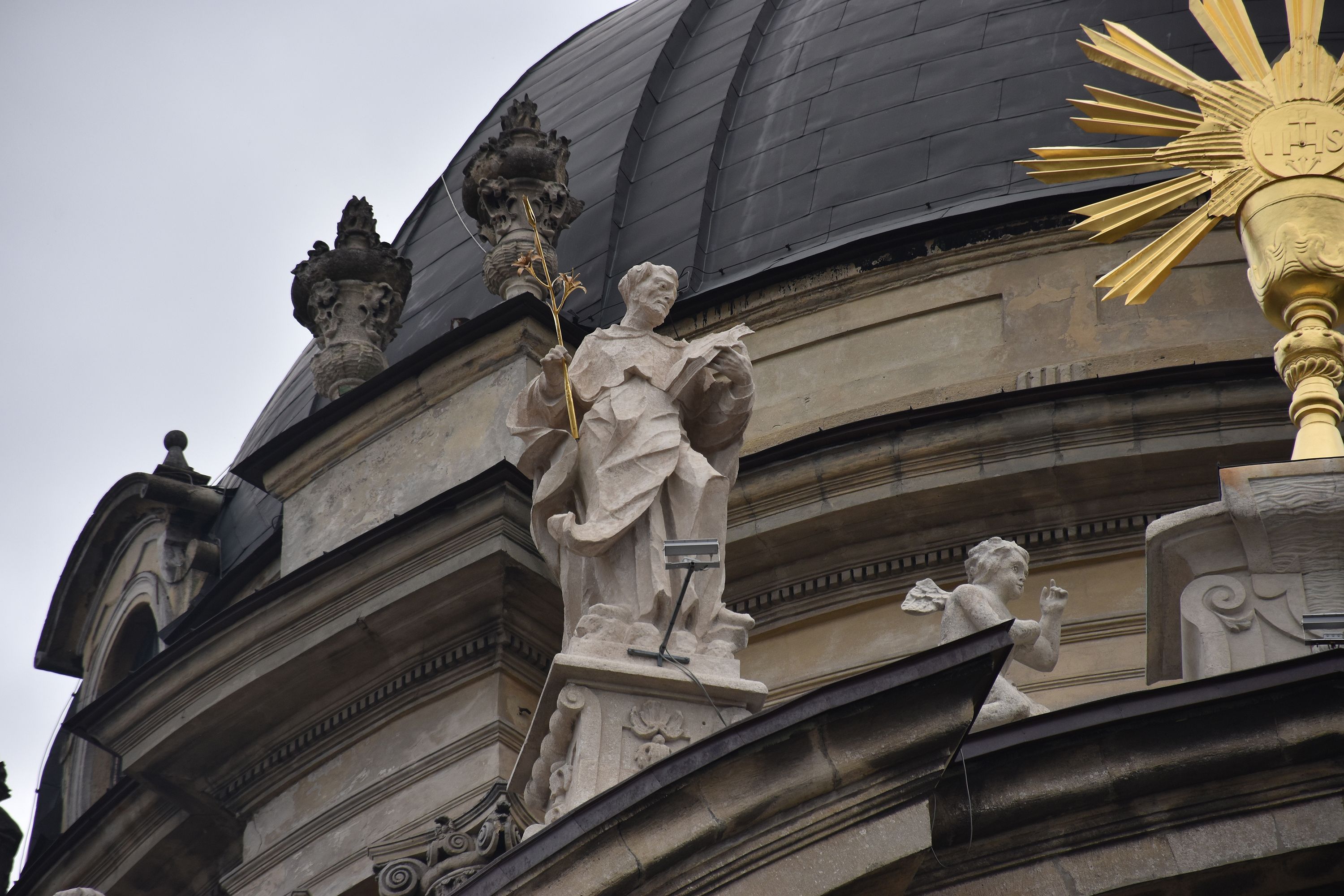 Святий Домінік де Гусман. Скульптура на фасаді храму - фото 100123