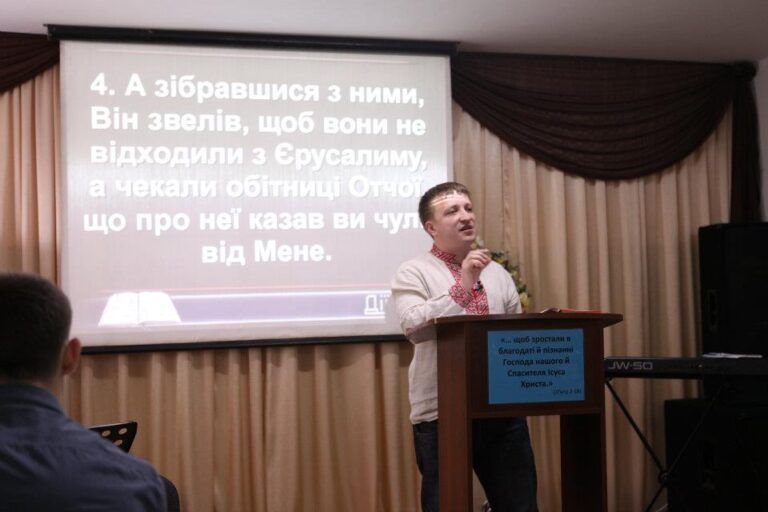 Сергій Терентьєв проповідує в церкві “Голгофа” - фото 100310