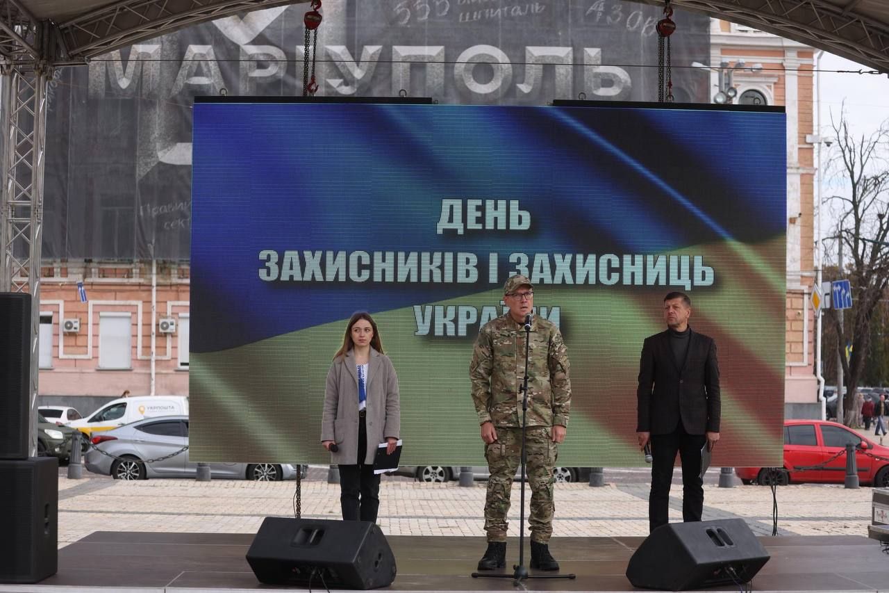У Києві на Софійській площі діє виставка 'Полк Азов – янголи Маріуполя' - фото 100844