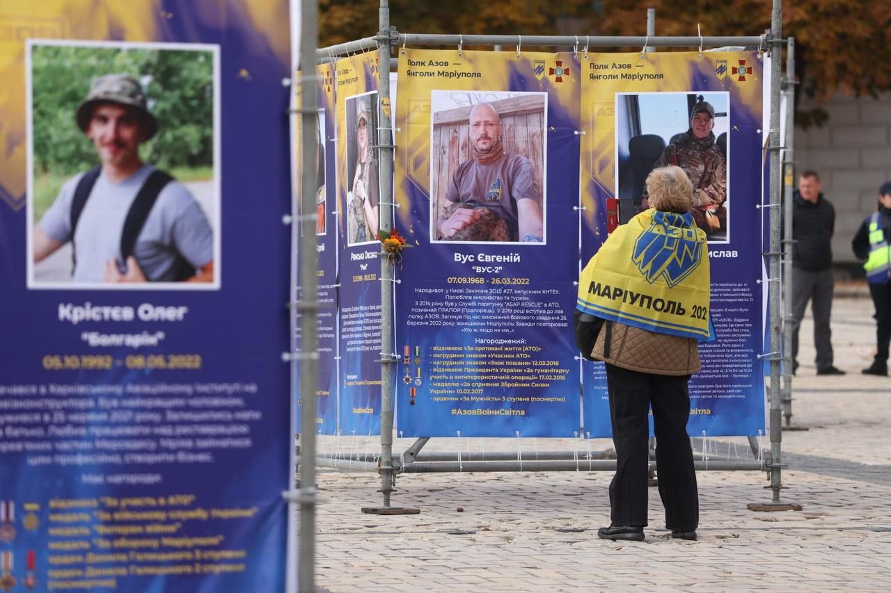 У Києві на Софійській площі діє виставка 'Полк Азов – янголи Маріуполя' - фото 100845