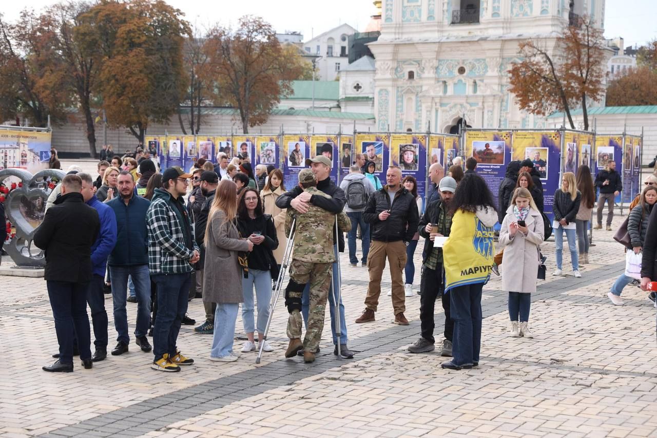 У Києві на Софійській площі діє виставка 'Полк Азов – янголи Маріуполя' - фото 100846
