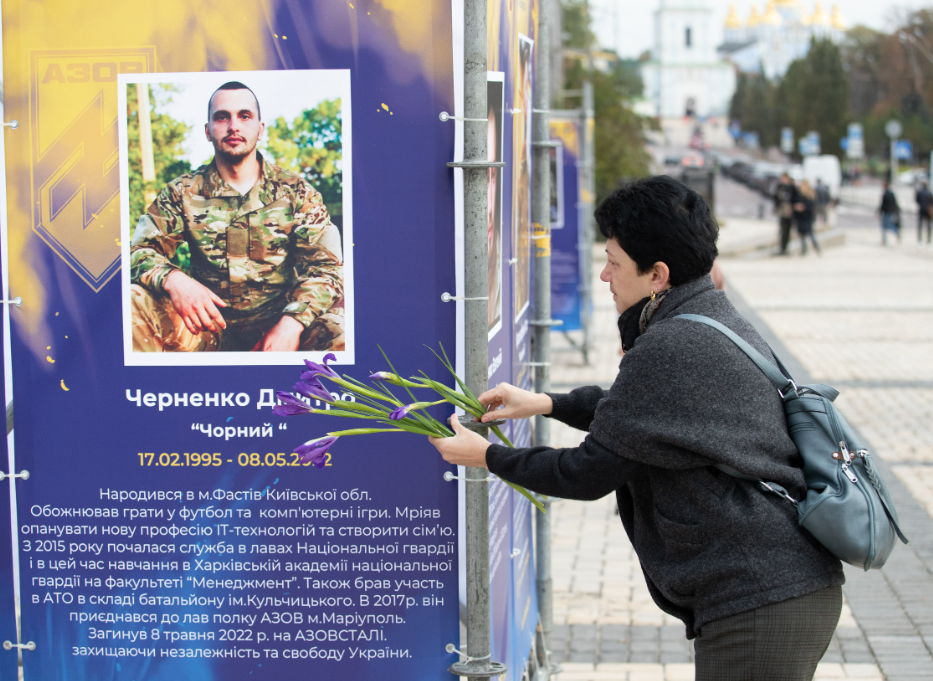 У Києві на Софійській площі діє виставка 'Полк Азов – янголи Маріуполя' - фото 100847