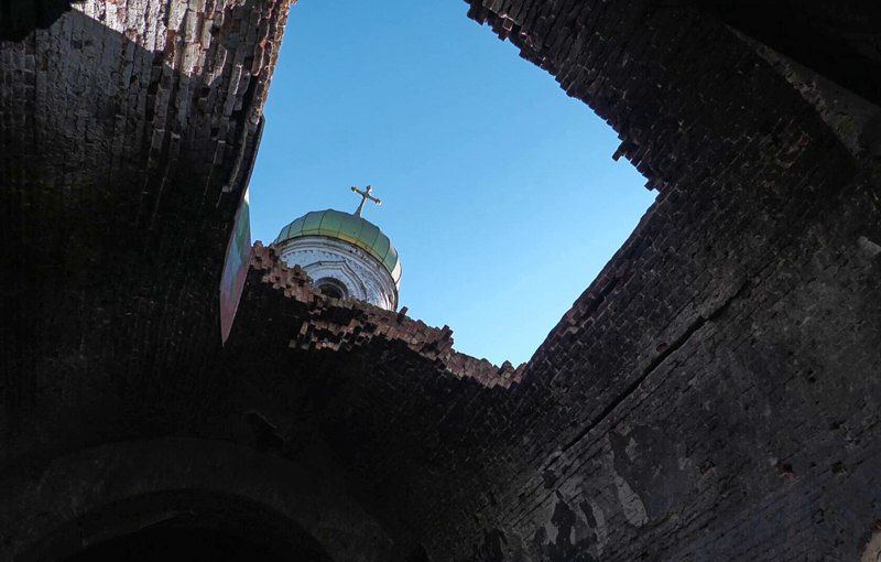 У церкві частково зруйнований дах. - фото 100944