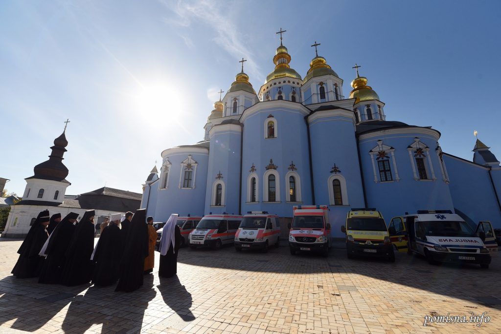 Митрополит Епіфаній освятив автомобілі на фронт - фото 101122