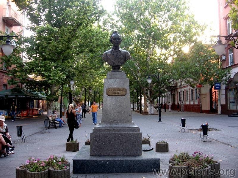 Окупанти вкрали у Херсоні пам’ятники російському святому та кандидату у святі - фото 101367