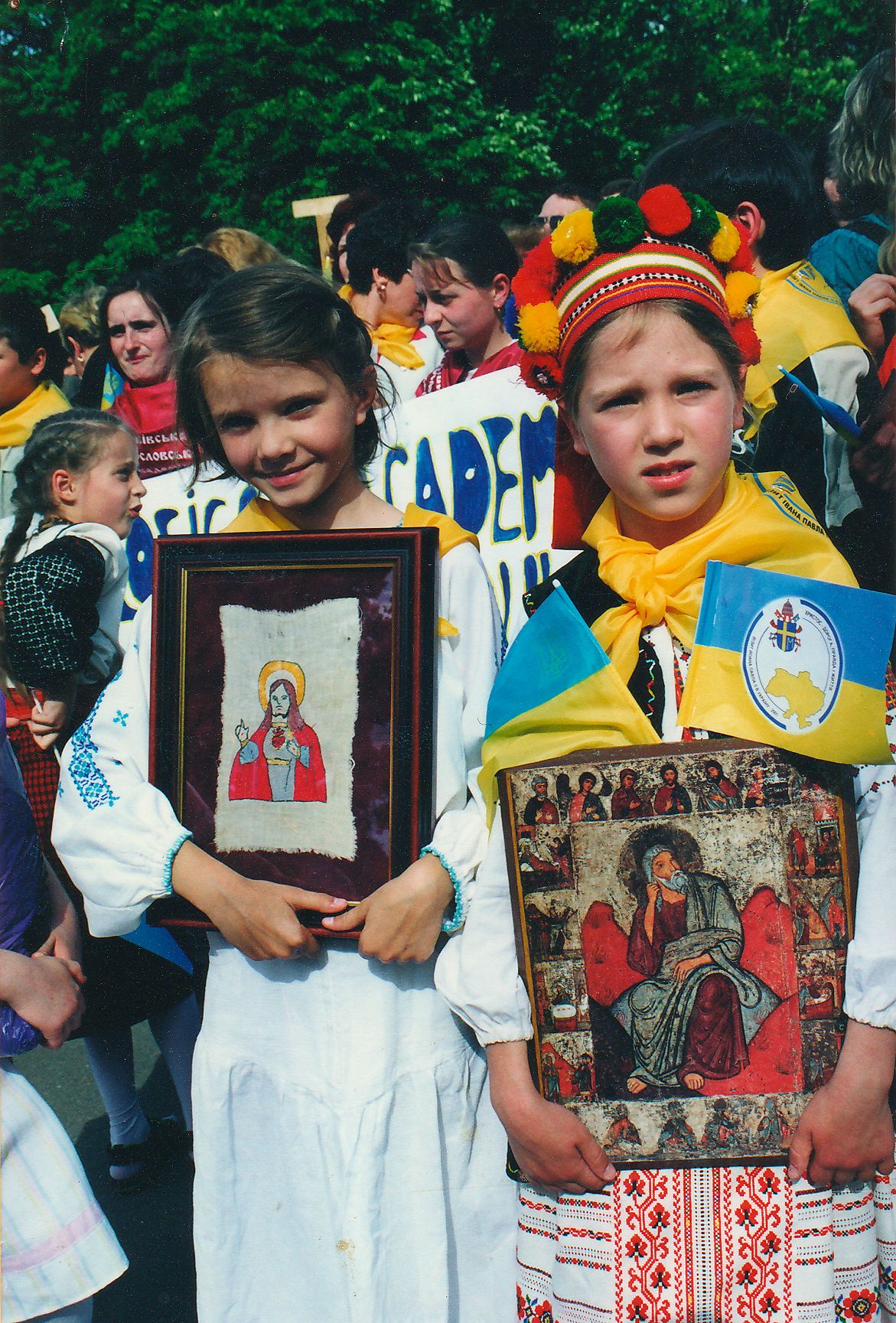 Під час візиту Папи Івана Павла ІІ в Україну. Діти тримають вишиту у час підпілля ікону - фото 101756