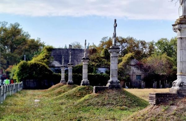 Окупанти знищили кам’яні хрести біля храму в Олешках - фото 101945