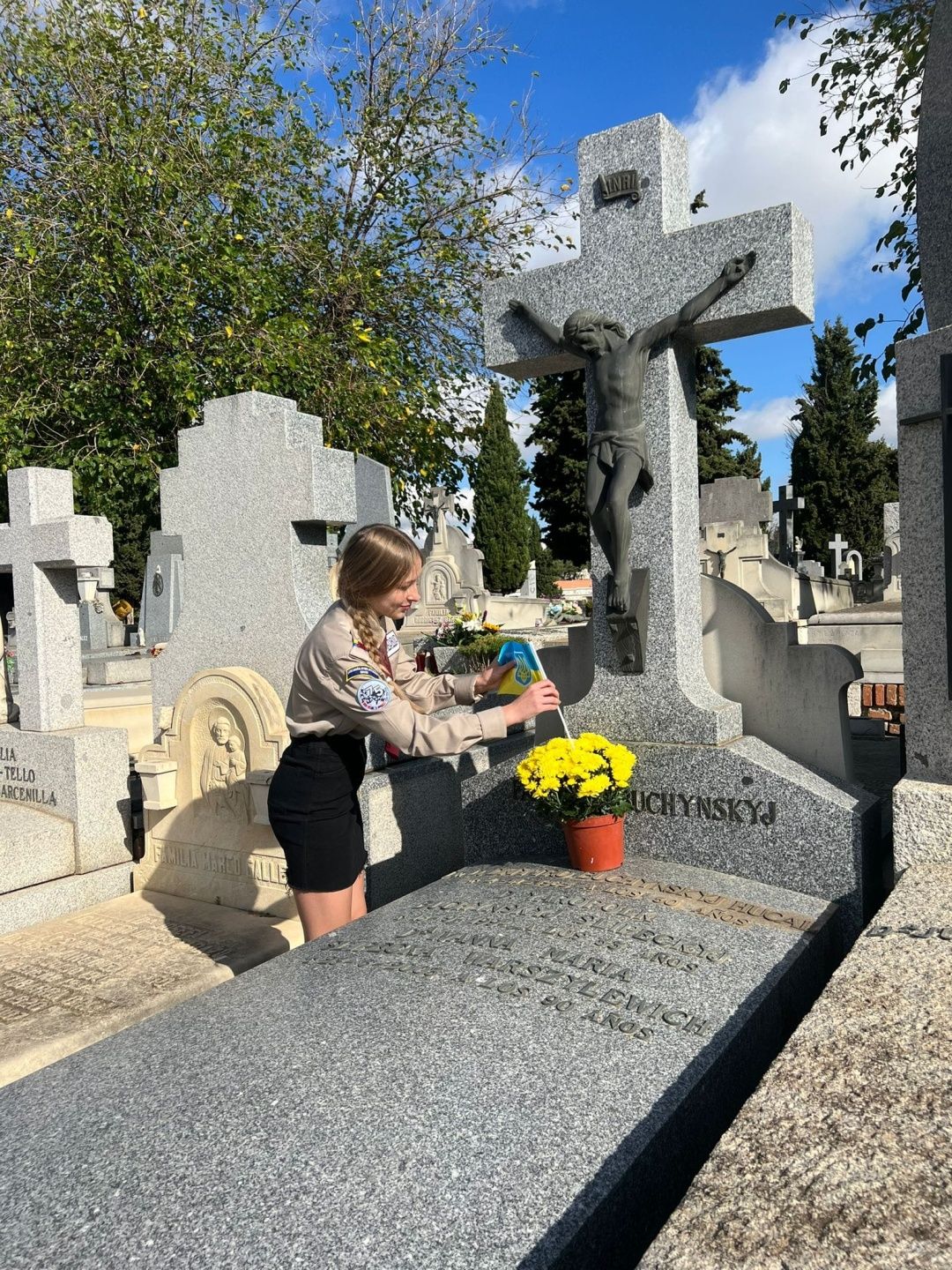 Сумівці вшанували українські могили на цвинтарях у Мадриді - фото 101974