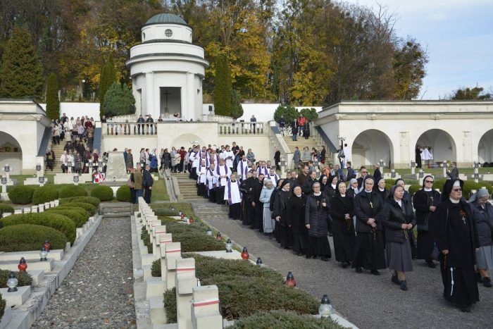 Львівські римо-католики на Личаківському кладовищі молилися також за новітніх Героїв України - фото 101997
