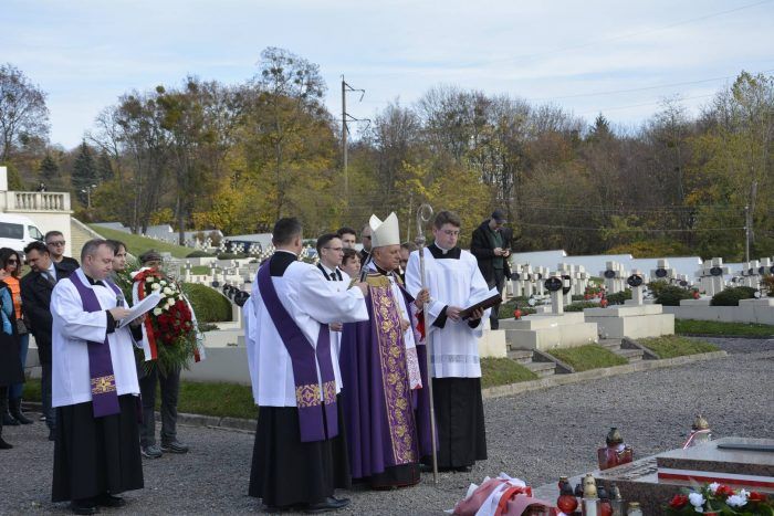 Львівські римо-католики на Личаківському кладовищі молилися також за новітніх Героїв України - фото 101998