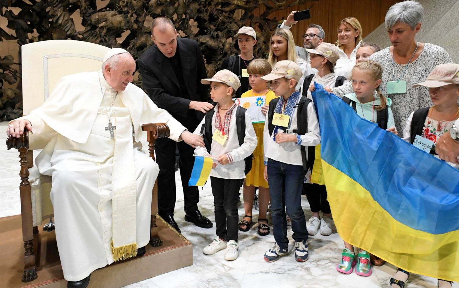 Папа Римський Франциск під час зустрічі з українськими біженцями у Ватикані. Серпень 2022 року