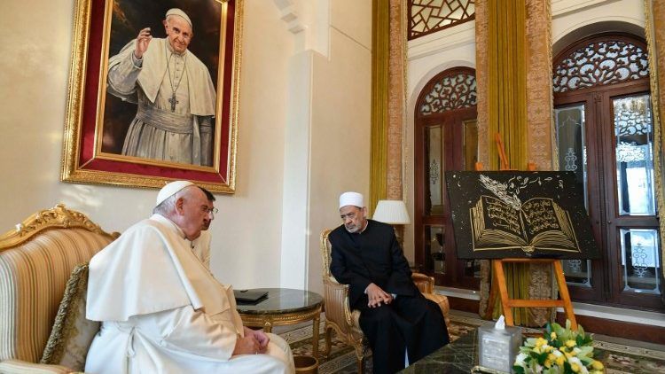 У Бахрейні Папа зустрівся з Вселенським Патріархом та Великим Імамом Аль-Таїбом - фото 102091