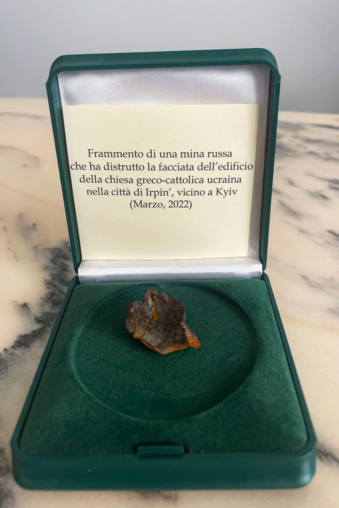 Глава УГКЦ подарував Папі шматок російської міни, що пошкодила греко-католицький храм в Ірпені - фото 102225