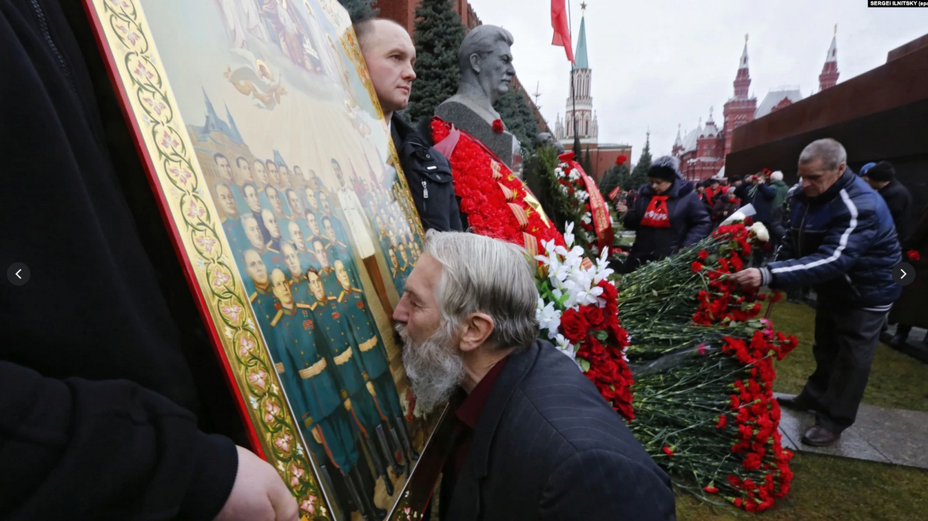 Відзначення дня народження Сталіна на його могилі біля Кремлівської стіни на Червоній площі. Чоловік цілує ікону із зображенням кривавого диктатора й гонителя церков. Москва, 21 грудня 2015 року - фото 102443