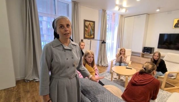 У Львові монахиня стала матір'ю-опікункою для десятьох дівчат - фото 102456