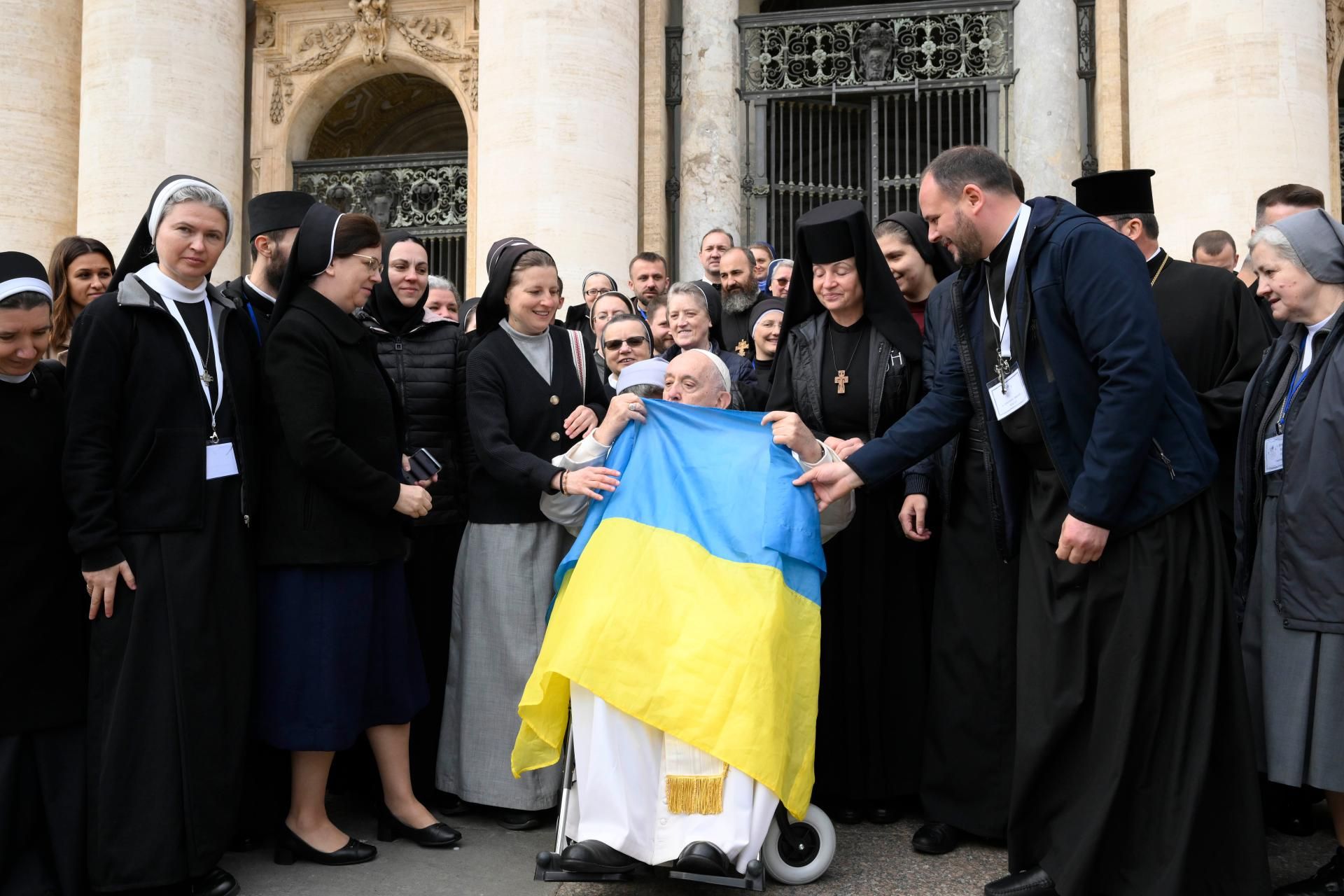 Прапор - У своїх промовах (і, сподіваємось, в душі) Папа Франциск підтримує Україну.  - фото 102497