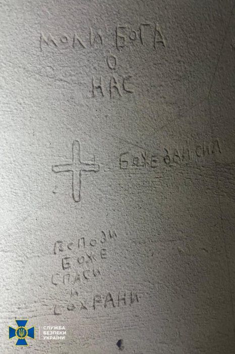 Prayers scratched on walls found in Kherson dungeons - фото 102911
