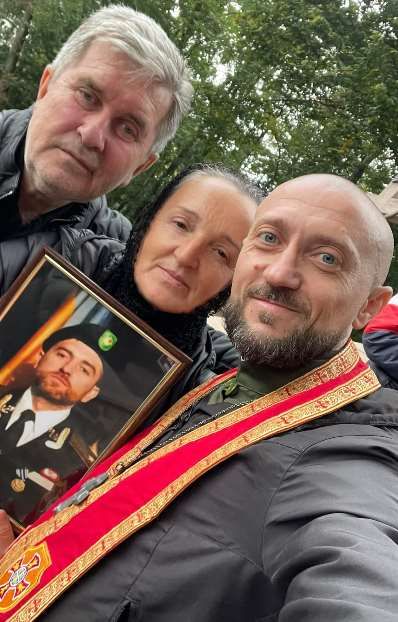 Padre Andriy Zelinskyy con i familiari di un soldato morto - фото 103232