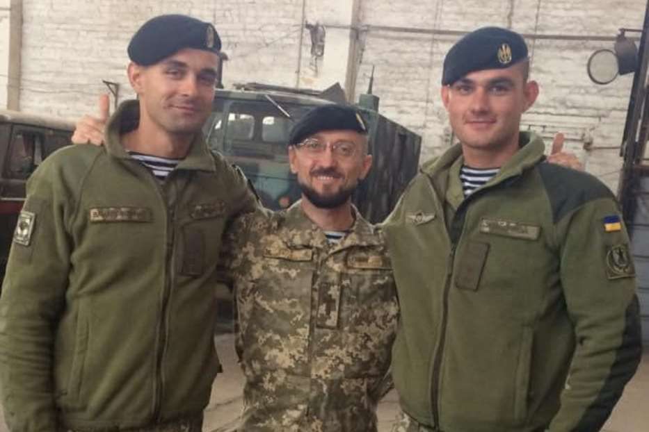 Padre Andriy Zelinskyy con due militari ucraini - фото 103233