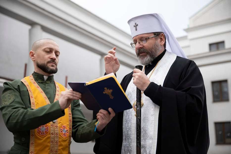 Padre Andriy Zelinskyy con l'arcivescovo maggiore di Kiev, Sviatoslav Shevchuk - фото 103234