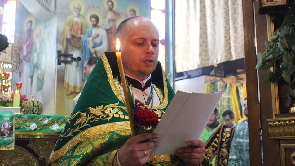 Священик Андрій Шпунт під час богослужіння. Фото Черкаської єпархії ПЦУ - фото 103457