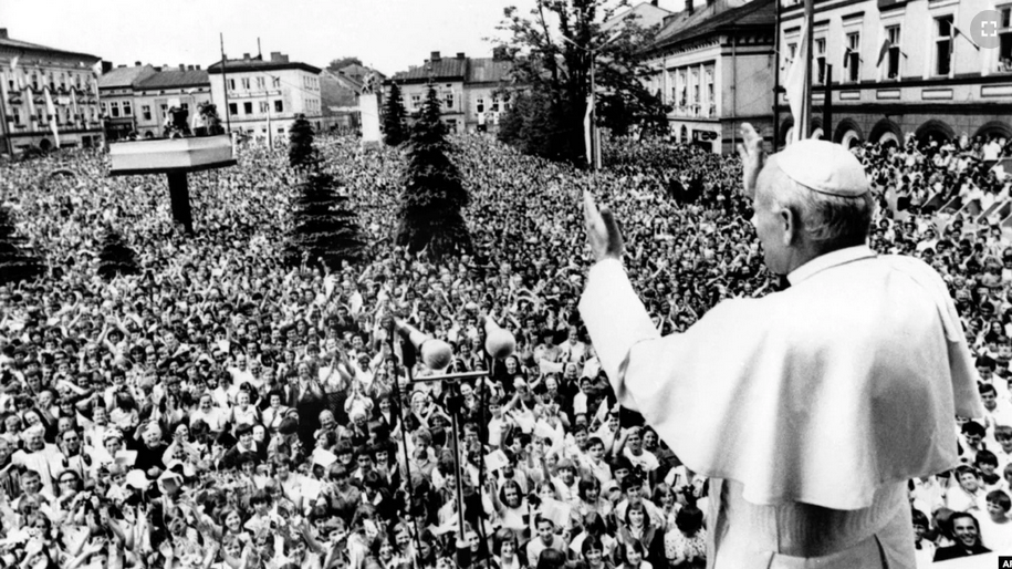 Папа Іван Павло Другий у своєму рідному містечку Вадовіце, Польща, вітає вірних під час першого візиту до комуністичної Польщі після обрання понтифіком. 7 червня 1979 року - фото 103616