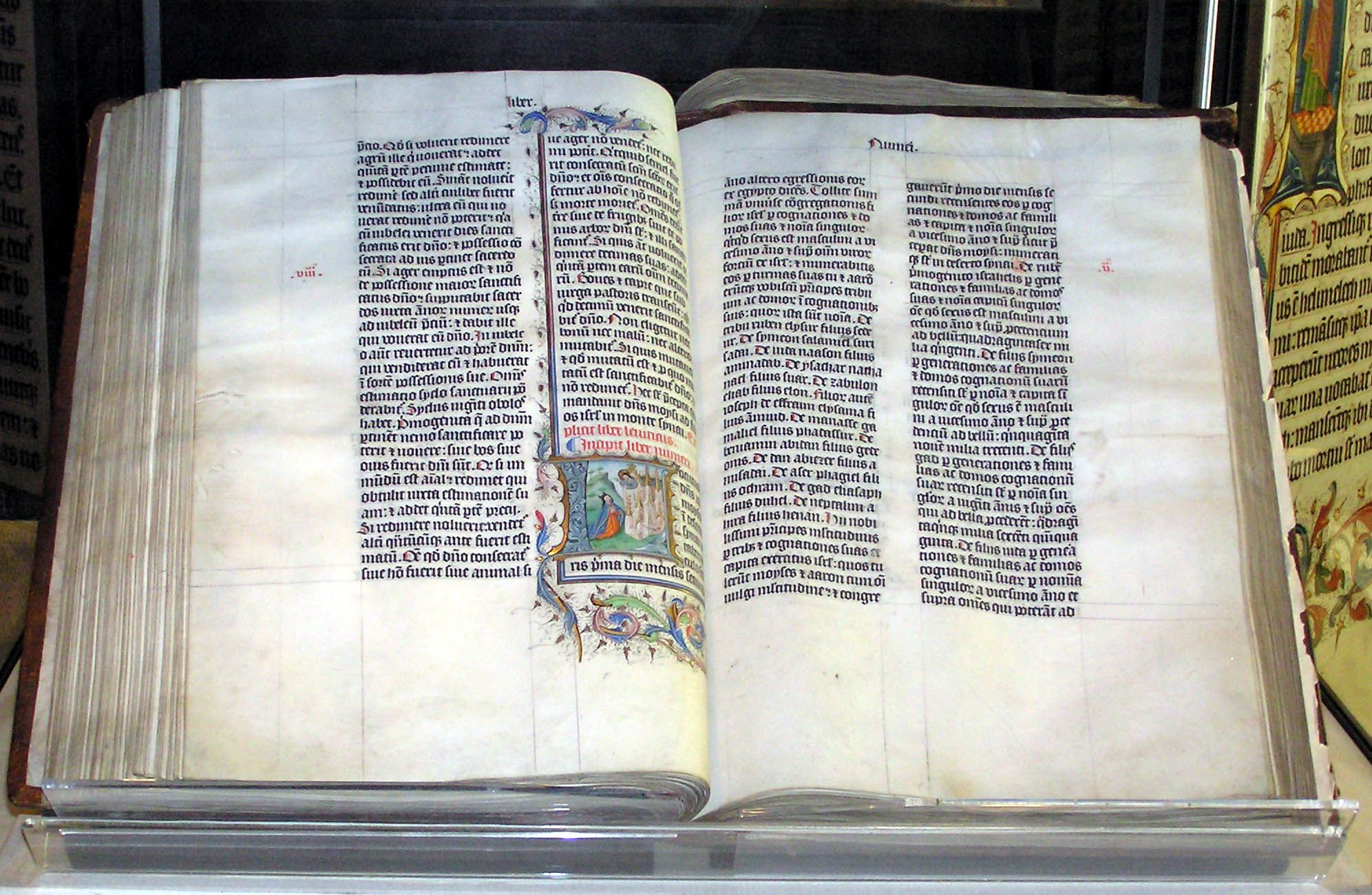 Bible handwritten, displayed in Malmesbury Abbey, Wiltshire, England. Belgian 1407  - фото 103620
