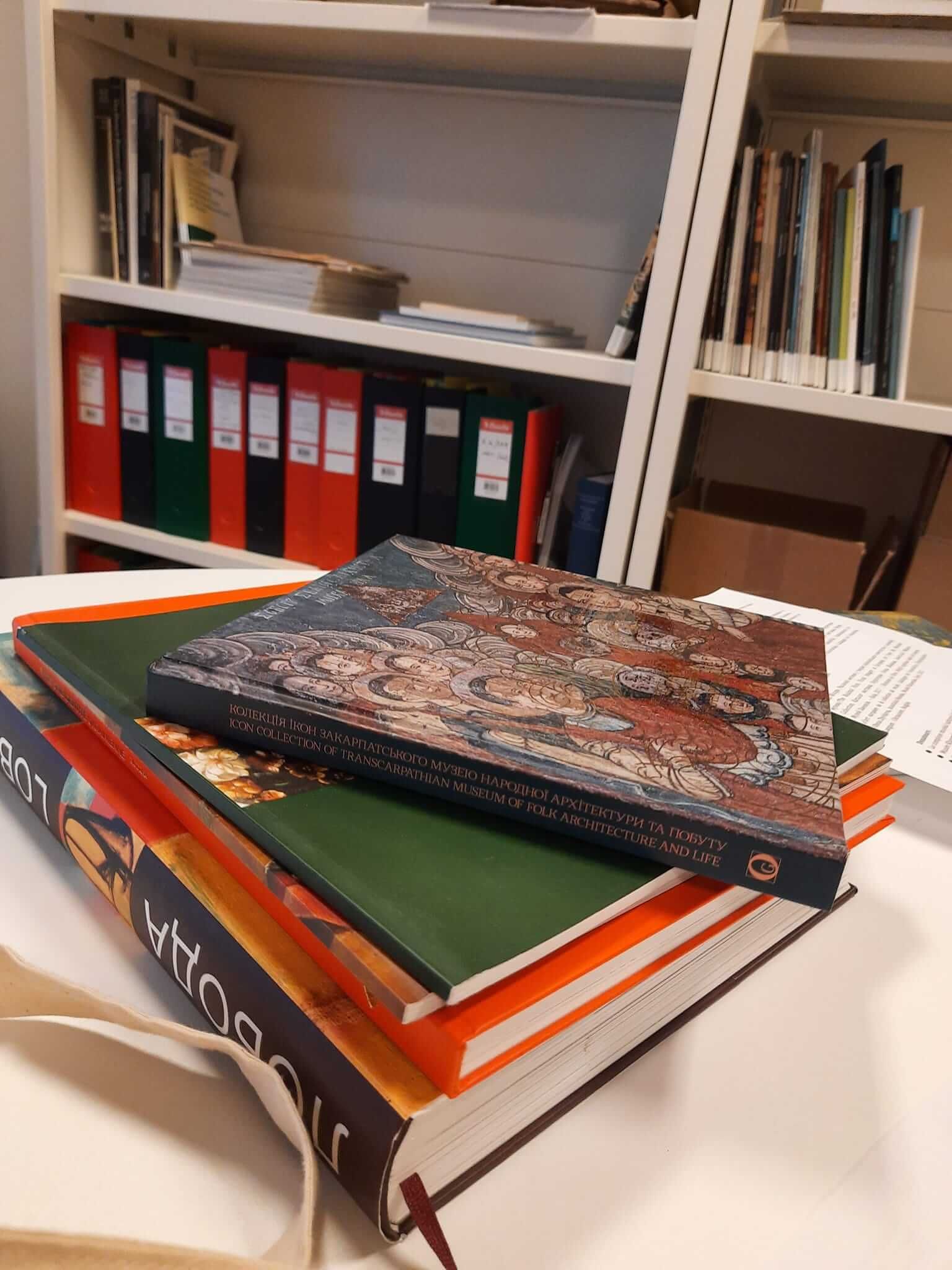 Книгу «Колекція ікон Закарпатського музею народної архітектури та побуту» передали в Лувр - фото 103623