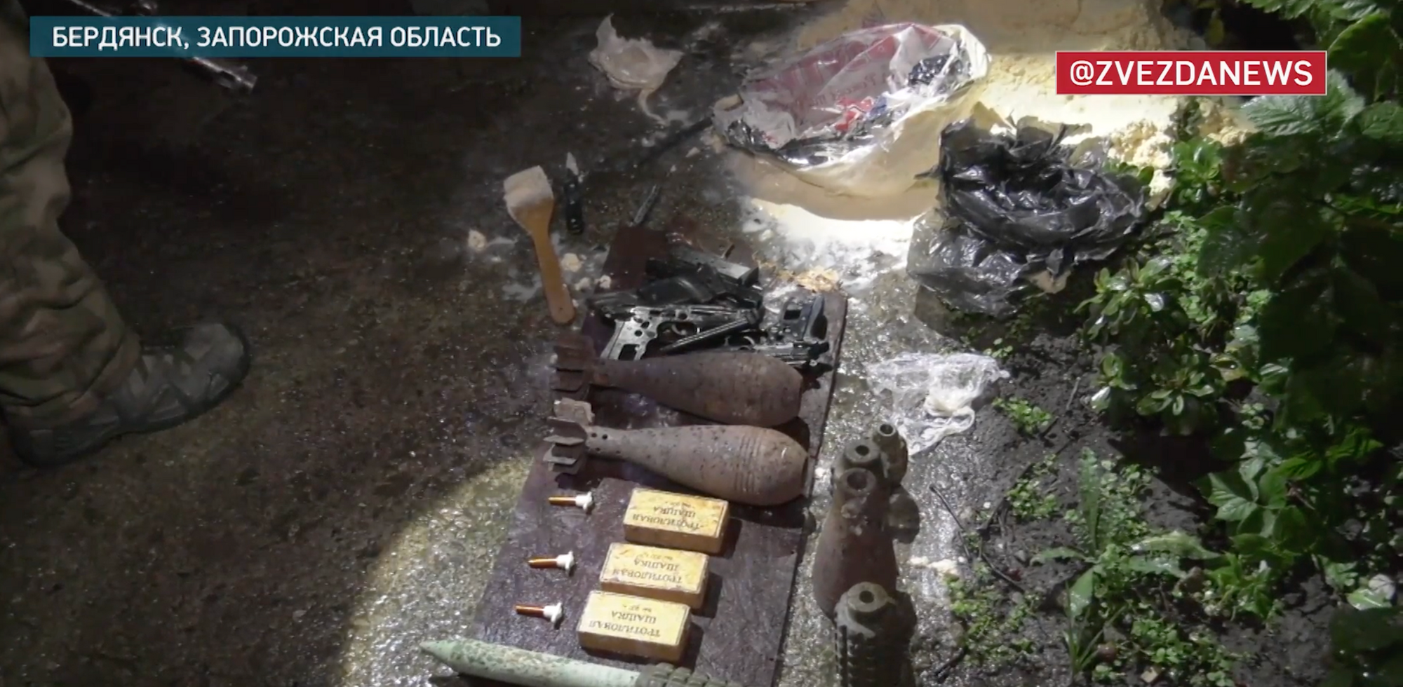 The weapons allegedly found in the Redemporist rectory in Berdiansk. - фото 103757