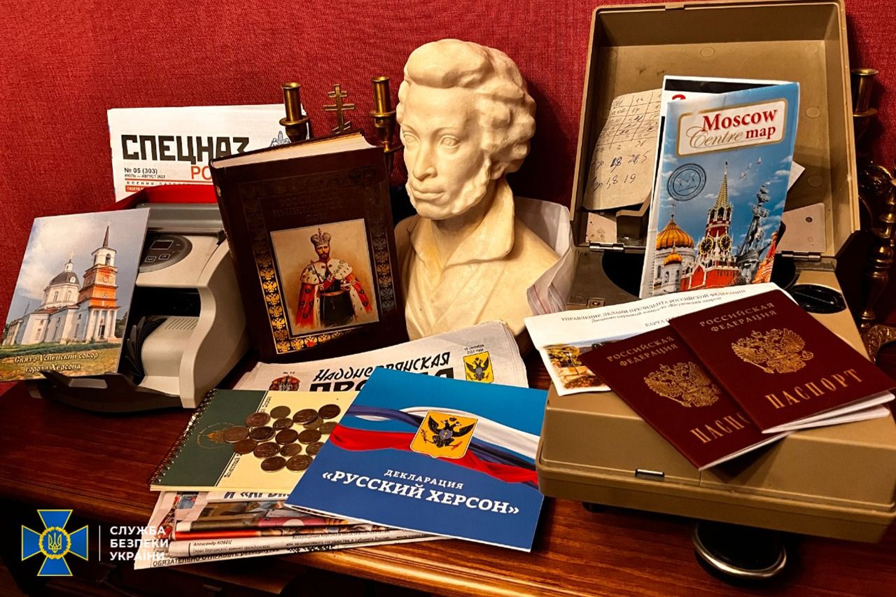In UOC dioceses, SBU finds Russian passports, a 'Novorossiya' banner and an icon stolen by rushists from the Lithuanian consul - фото 104290