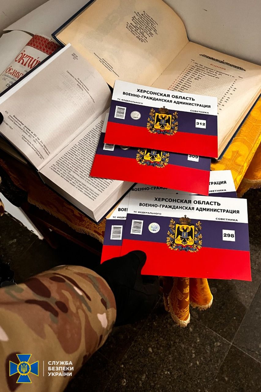 In UOC dioceses, SBU finds Russian passports, a 'Novorossiya' banner and an icon stolen by rushists from the Lithuanian consul - фото 104296